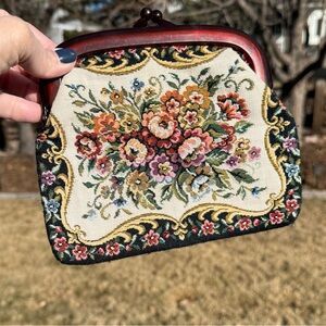 Vintage Floral Clutch Tapestry
Coin Kiss Lock Evening